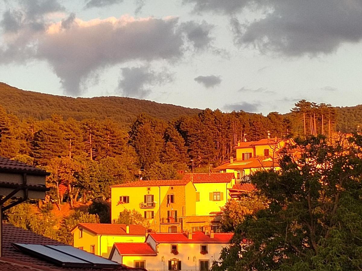 Отель Le Stanze Della Terrazza Sul Borgo Кастель-дель-Пьяно Экстерьер фото